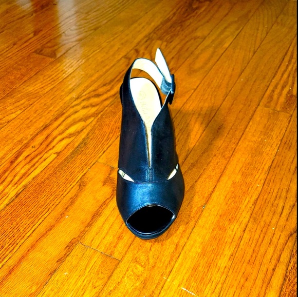 Bella Vita Leona | Open-Toe Slingback Sandal - Picture 4 of 10